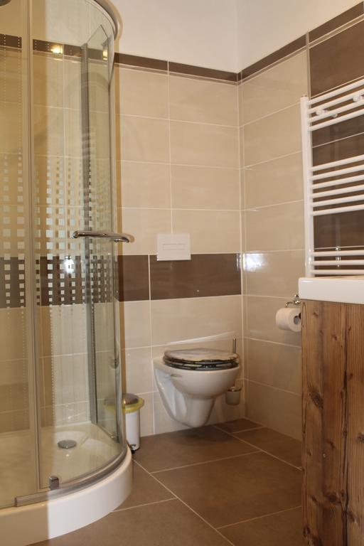 Apartmenthaus Fa Ровин Екстериор снимка
