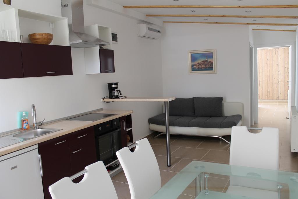 Apartmenthaus Fa Ровин Екстериор снимка
