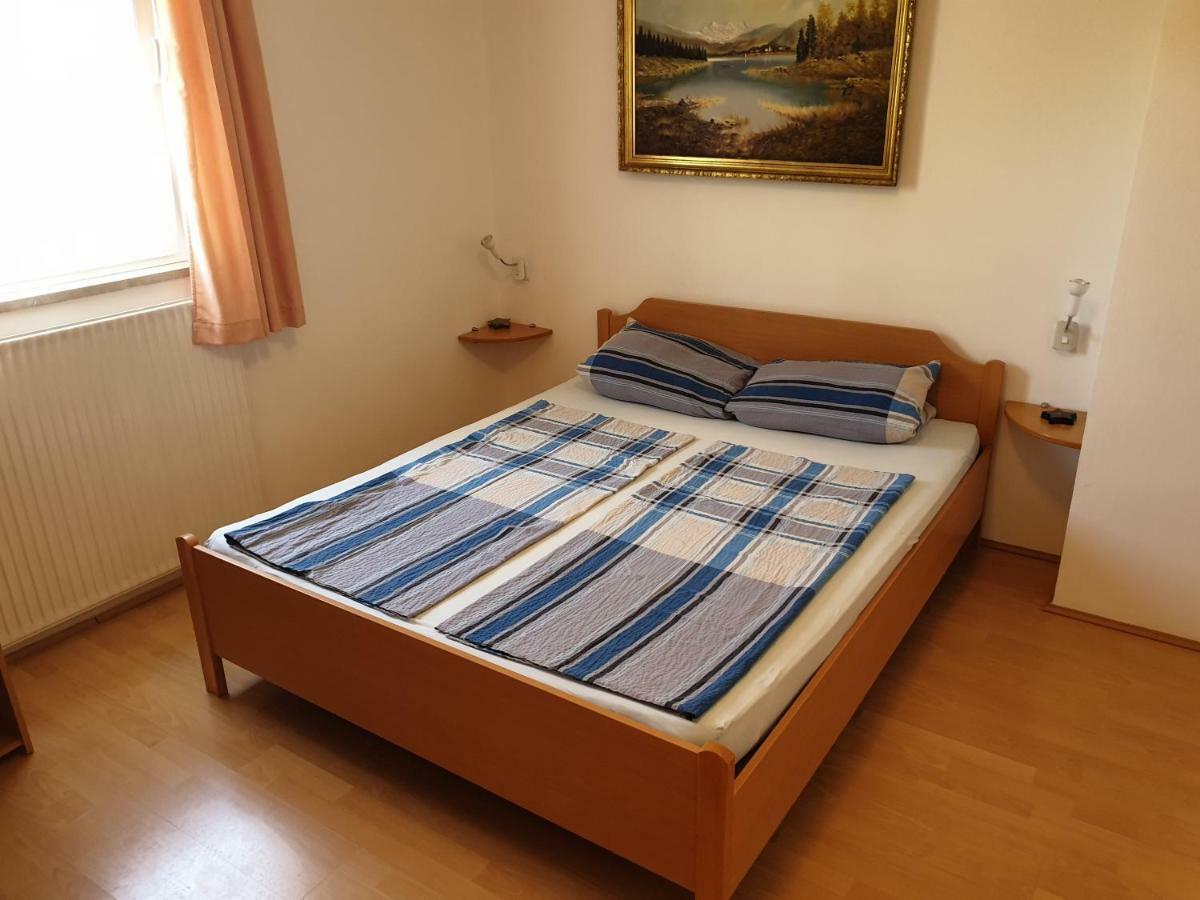 Apartmenthaus Fa Ровин Екстериор снимка