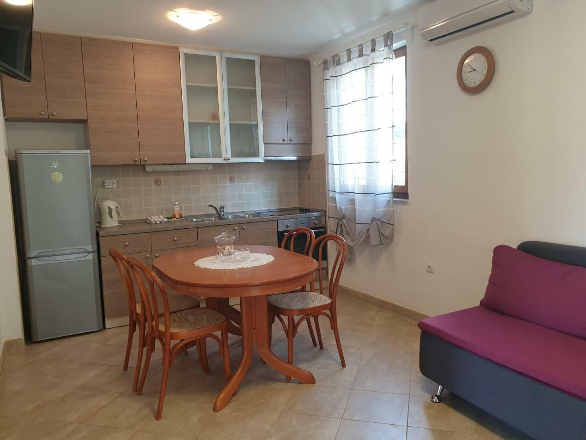Apartmenthaus Fa Ровин Екстериор снимка