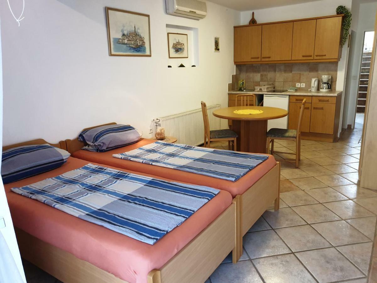 Apartmenthaus Fa Ровин Екстериор снимка